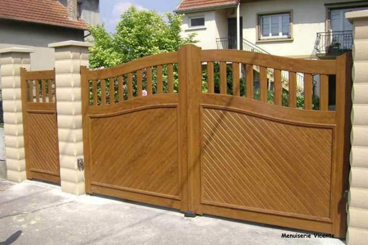 Nous installons des portes de garage sur mesure, robustes et élégantes.